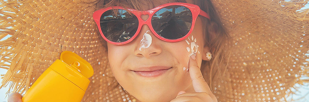 Před pobytem na slunci je třeba namazat se krémem s ochranným faktorem.