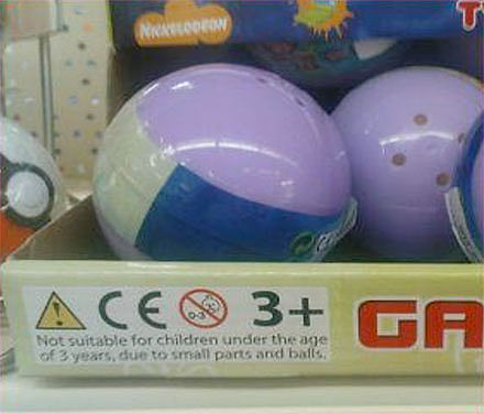 Ukázka správného označení hračky symbolem CE a varováním nevhodné pro děti do tří let, včetně specifikace nebezpečí pro děti do tří let.