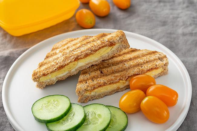 ilustrační obrázek: sýrové toasty, okurka, oranžová rajčata