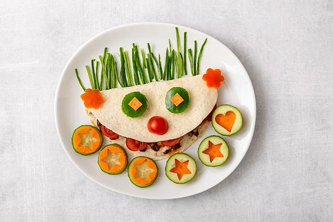 ilustrační obrázek: zeleninové jídlo naaranžované hravým způsobem