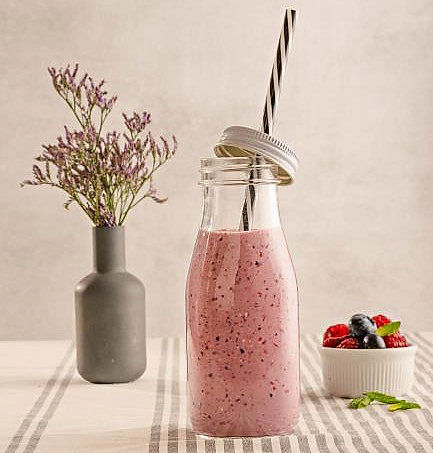 ilustrační obrázek: smoothie s lesním ovocem a ovesnými vločkami