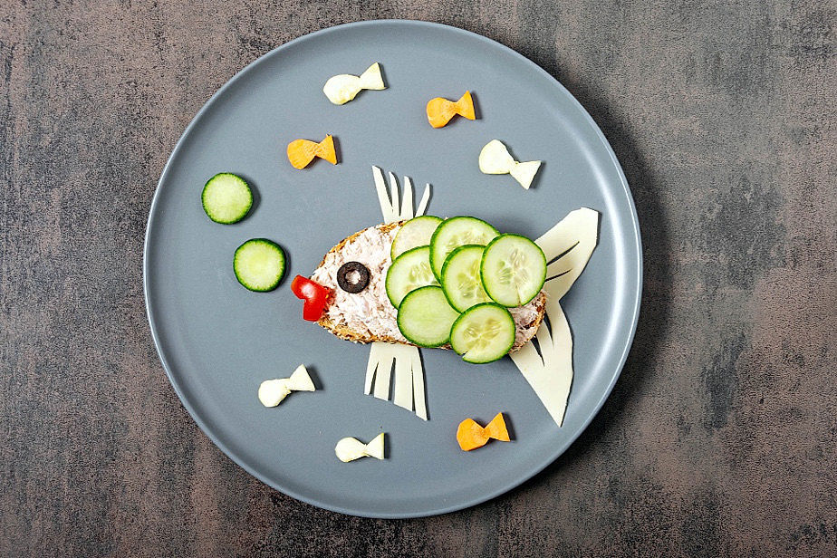 ilustrační obrázek: stylizovaná ryba jako jídlo pro dítě