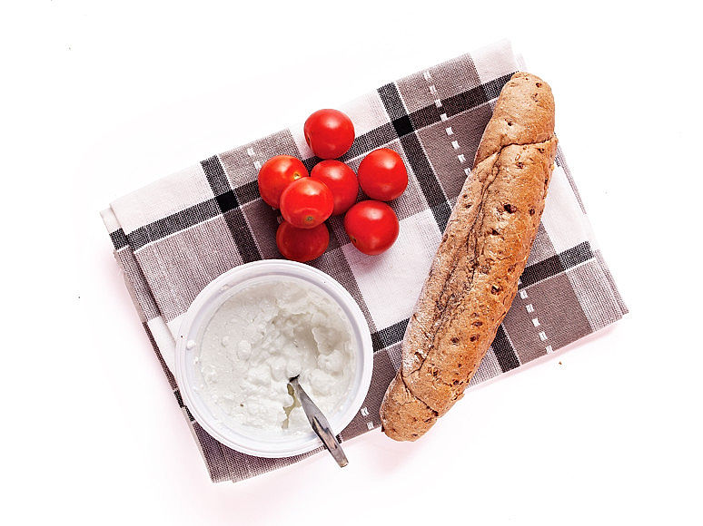 ilustrační obrázek: celozrnný rohlík, rajčata, čerstvý sýr
