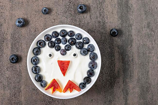 ilustrační obrázek: mléčný výrobek s borůvkami