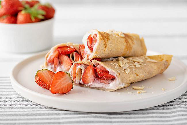 ilustrační obrázek: palačinky s tvarohem nebo jogurtem