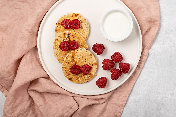 ilustrační obrázek: zdravé placičky s malinami a jogurtem