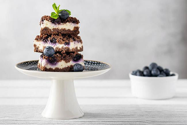 ilustrační obrázek: strouhaný koláč s tvarohem a borůvkami