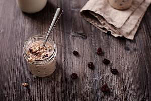 ilustrační obrázek: ovesná kaše se sušeným ovocem bez vaření