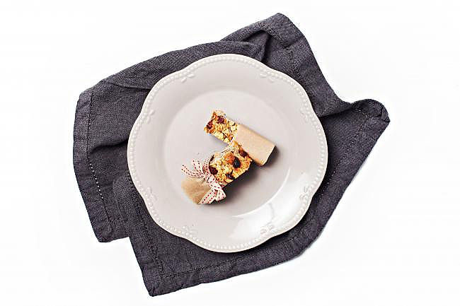 ilustrační obrázek: müsli tyčinky s ořechy a brusinkami