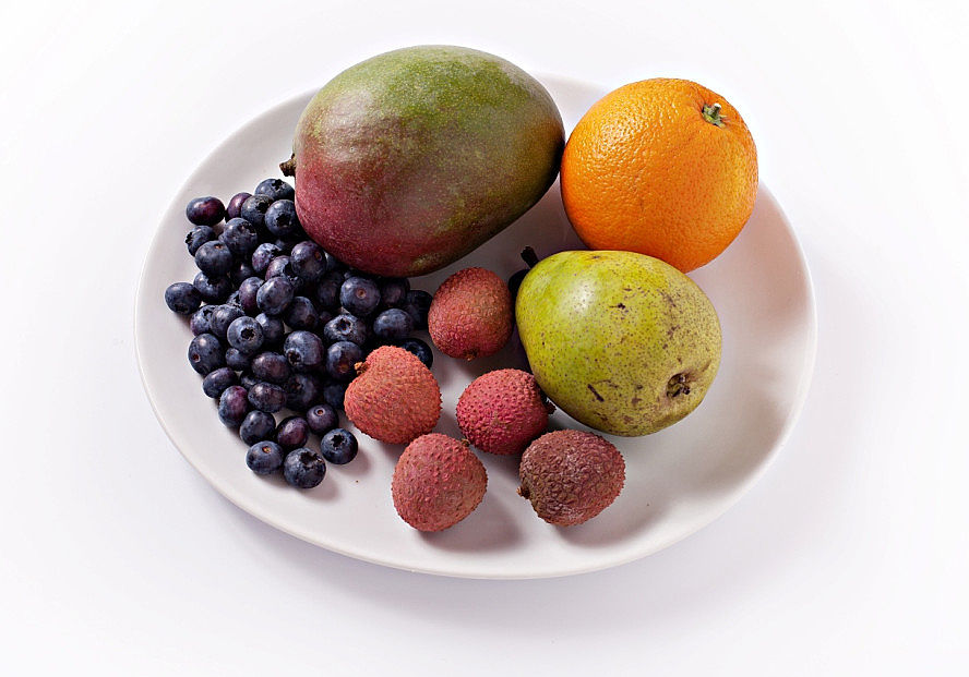 ilustrační obrázek: talíř s různými druhy ovoce