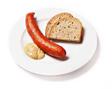 ilustrační obrázek: klobása s hořčicí a dvěma plátky chleba