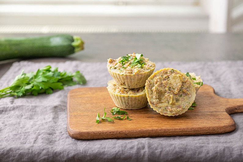 ilustrační obrázek: slané cuketové muffiny s tuňákem a čerstvá zelenina