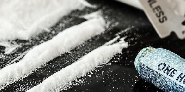 https://www.nzip.cz/images/articles/262-kokain/kokain-lajny-vedle-penez-og.jpg